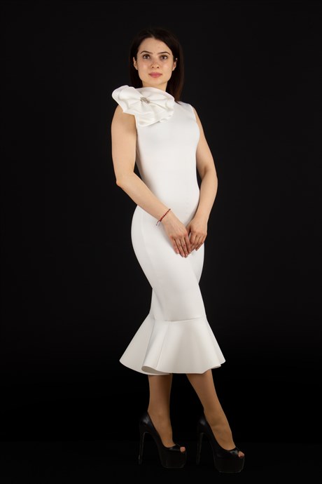 Sleeveless Scuba Dress With Flower Brooch - White
