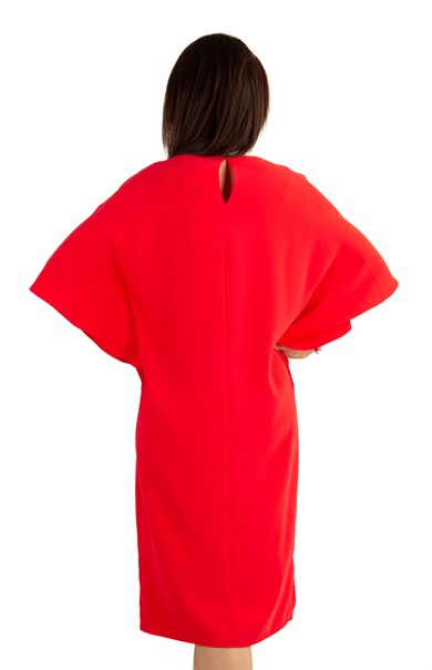 Batwing Plain Dress With Brooch Detail - Red