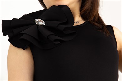 Sleeveless Scuba Dress With Flower Brooch - Black