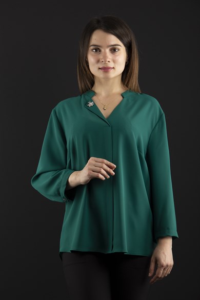 V Neck Big Size Blouse With Bee Brooch Detail - Emerald Green